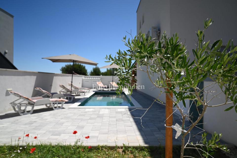 Moderna dvojna villa s bazenom, otok Vir