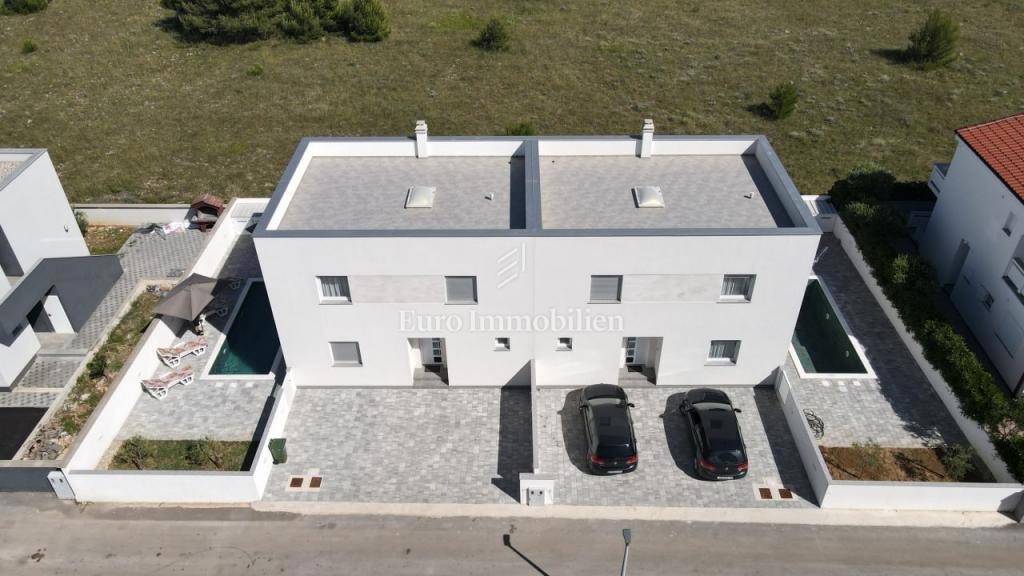 Moderna dvojna villa s bazenom, otok Vir