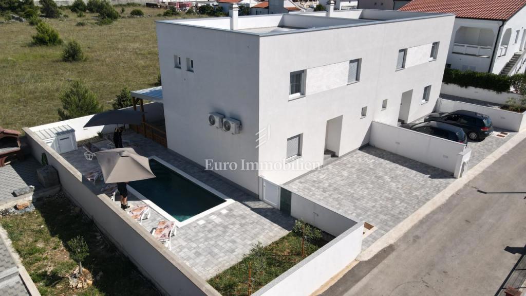 Moderna dvojna villa s bazenom, otok Vir