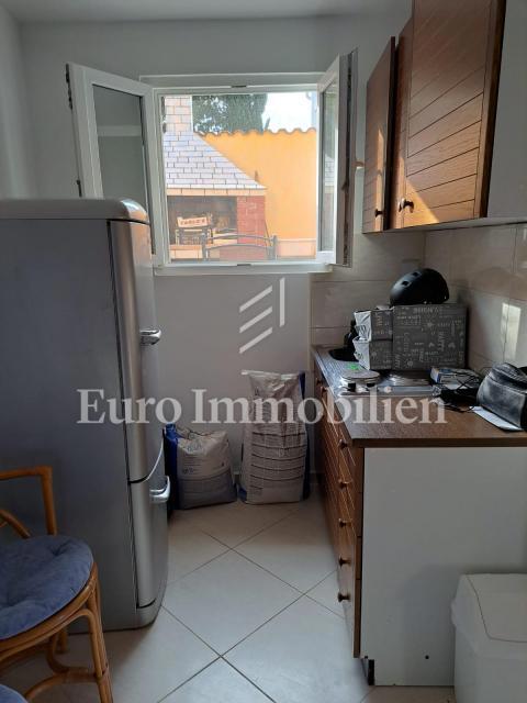 Hiša dvojček s 3 apartmaji, 80 metrov od morja