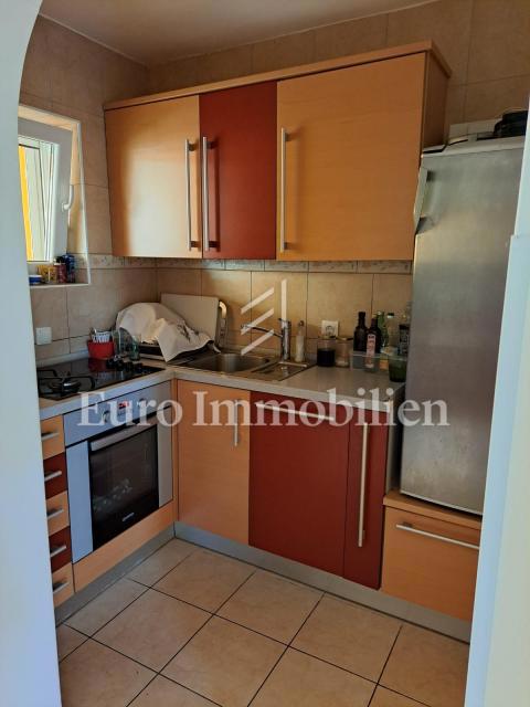 Hiša dvojček s 3 apartmaji, 80 metrov od morja