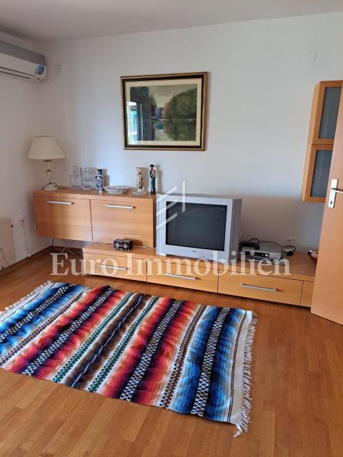 Hiša dvojček s 3 apartmaji, 80 metrov od morja