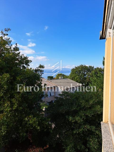 Hiša dvojček s 3 apartmaji, 80 metrov od morja