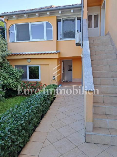 Hiša dvojček s 3 apartmaji, 80 metrov od morja