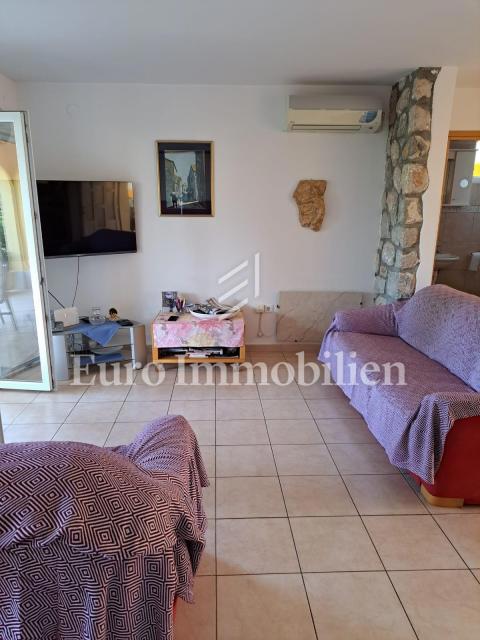 Hiša dvojček s 3 apartmaji, 80 metrov od morja
