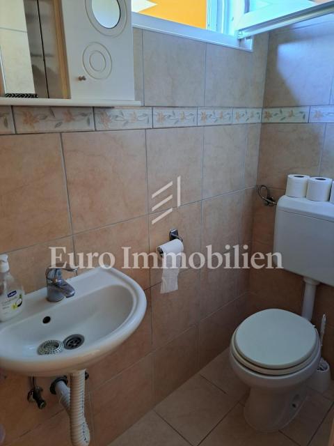 Hiša dvojček s 3 apartmaji, 80 metrov od morja