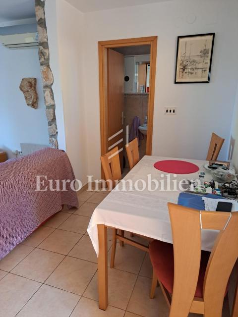 Hiša dvojček s 3 apartmaji, 80 metrov od morja
