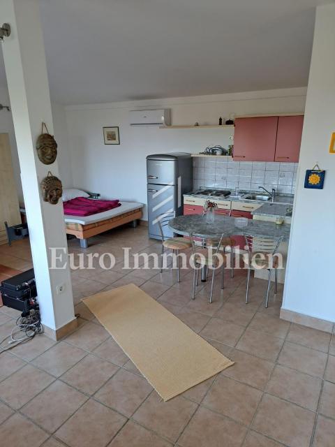 Hiša dvojček s 3 apartmaji, 80 metrov od morja