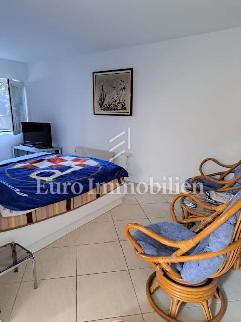 Hiša dvojček s 3 apartmaji, 80 metrov od morja