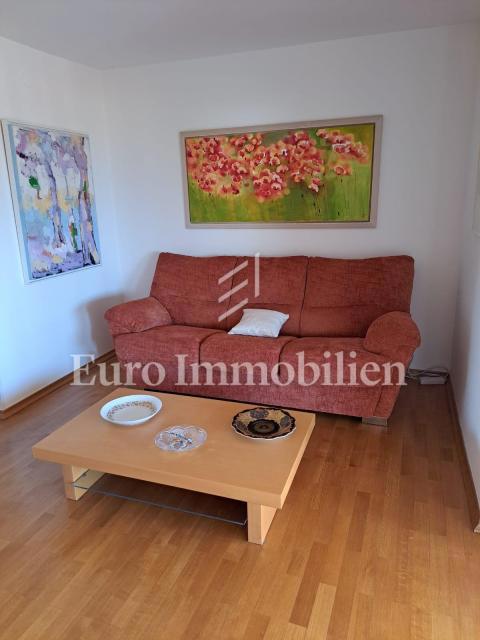 Hiša dvojček s 3 apartmaji, 80 metrov od morja