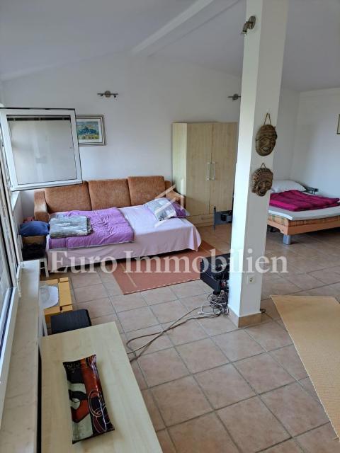 Hiša dvojček s 3 apartmaji, 80 metrov od morja