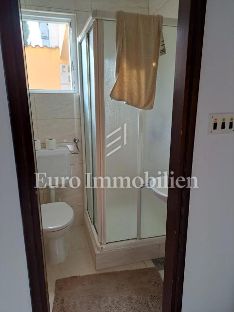 Hiša dvojček s 3 apartmaji, 80 metrov od morja