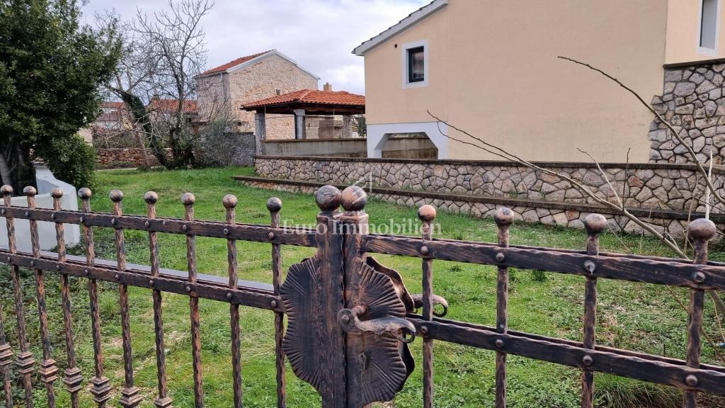 Rustikalna kamnita hiša z bazenom, Malinska, okolica