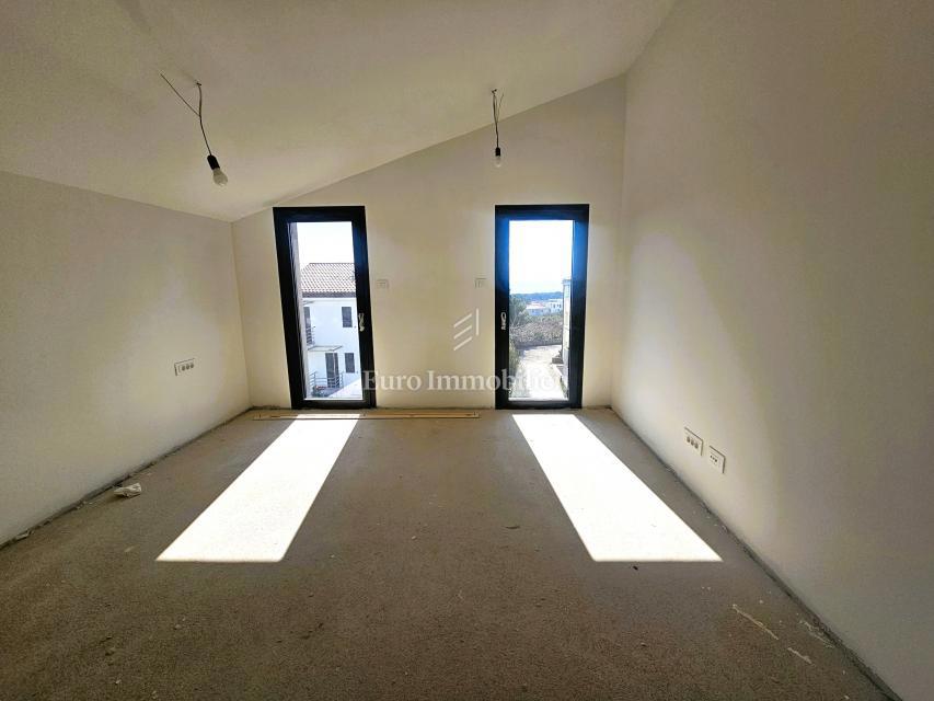 Dvoetažni apartma z vrtom - v izgradnji, mesto Krk