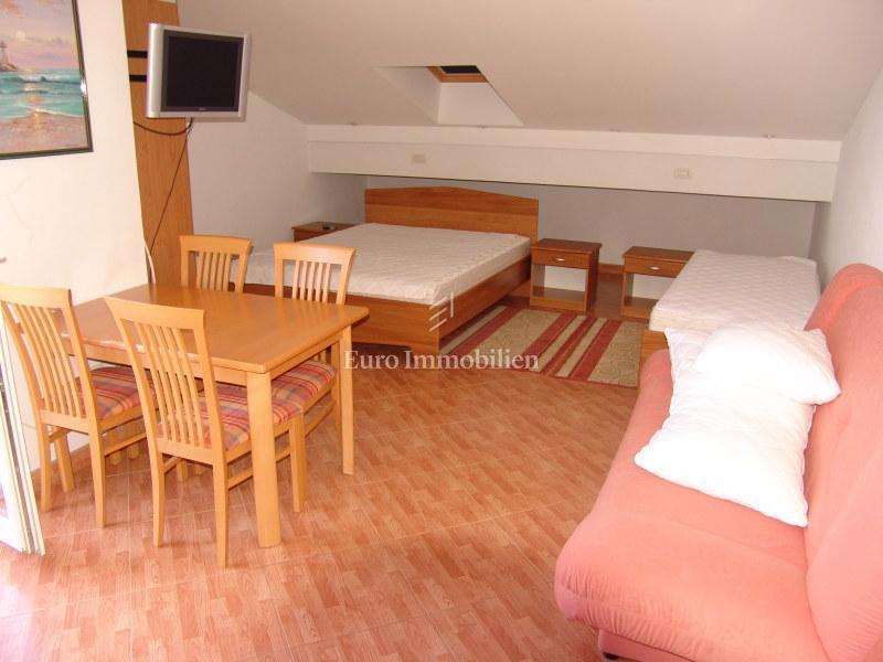 Apartmajska hiša ob morju, Drvenik