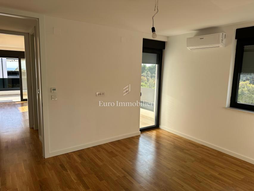 Apartma z bazenom in strešno teraso, novogradnja, otok Krk