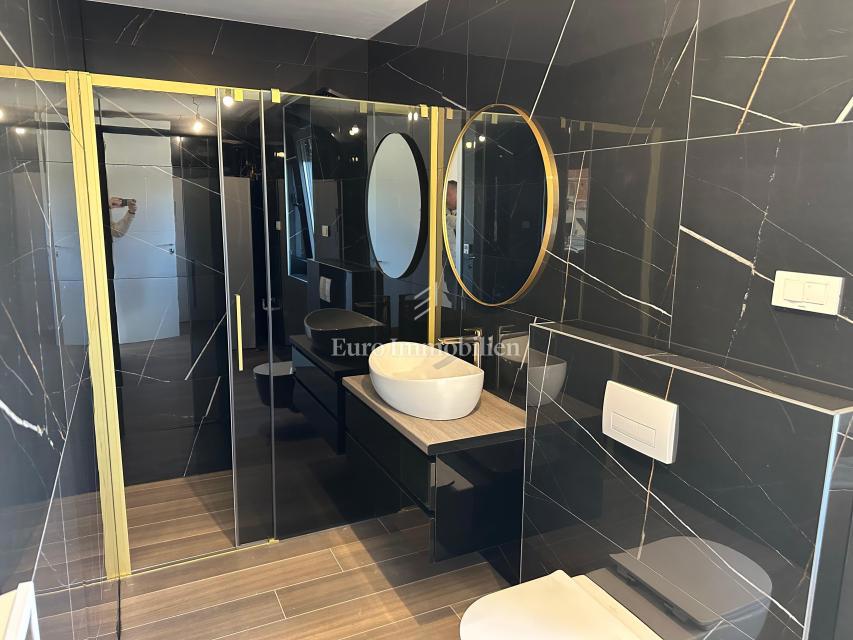 Apartma z bazenom in strešno teraso, novogradnja, otok Krk