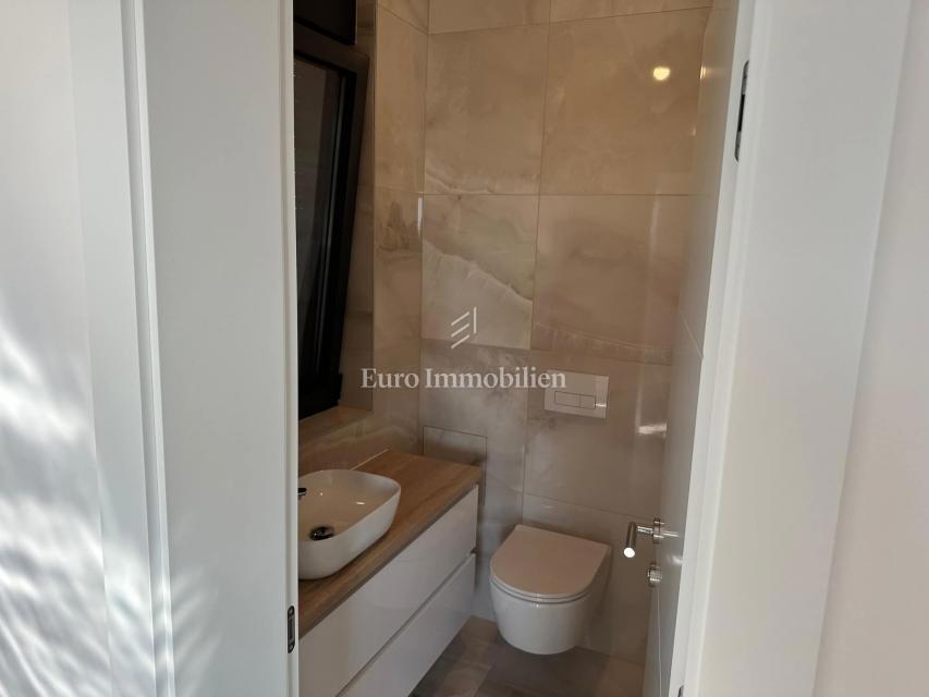 Apartma z bazenom in strešno teraso, novogradnja, otok Krk