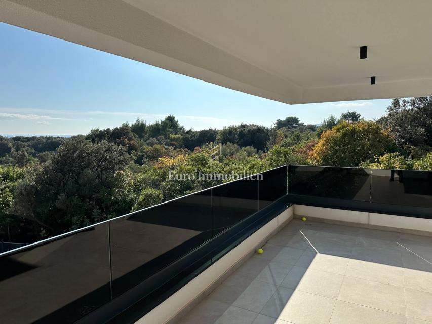 Apartma z bazenom in strešno teraso, novogradnja, otok Krk