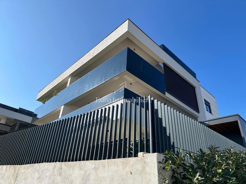 Apartma z bazenom in strešno teraso, novogradnja, otok Krk