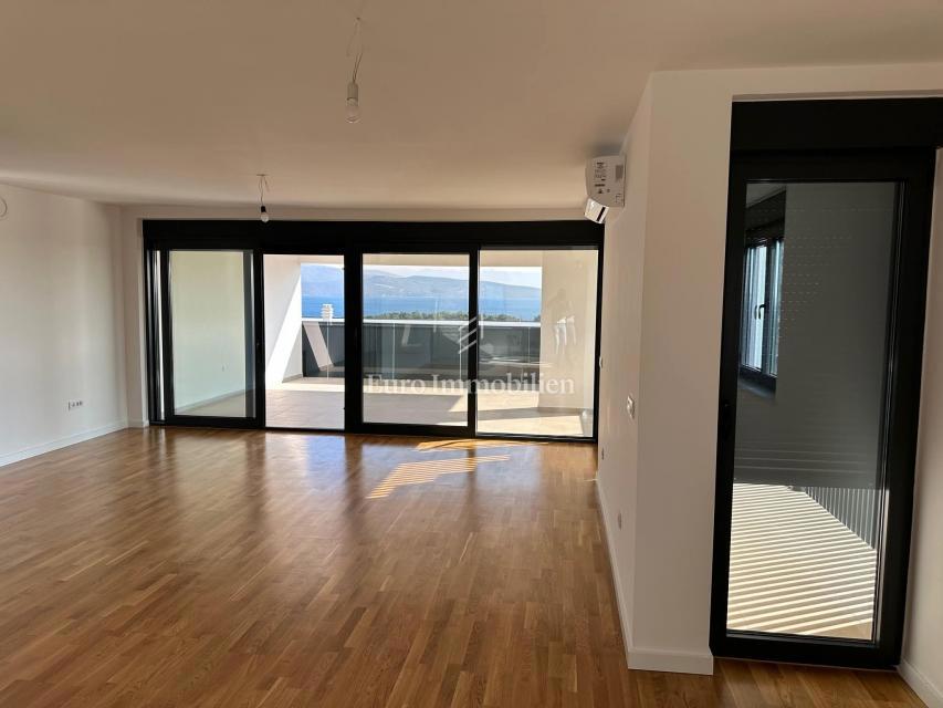 Apartma z bazenom in strešno teraso, novogradnja, otok Krk