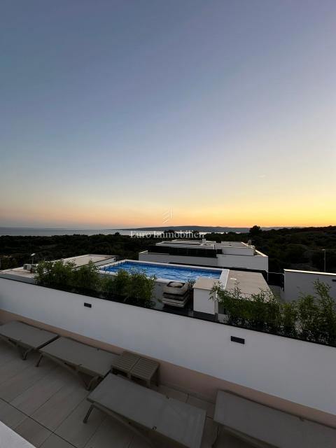 Apartma z bazenom in strešno teraso, novogradnja, otok Krk