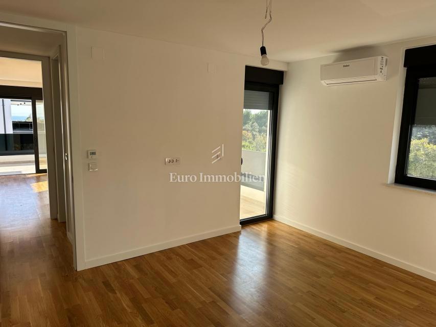 Apartma z bazenom in strešno teraso, novogradnja, otok Krk