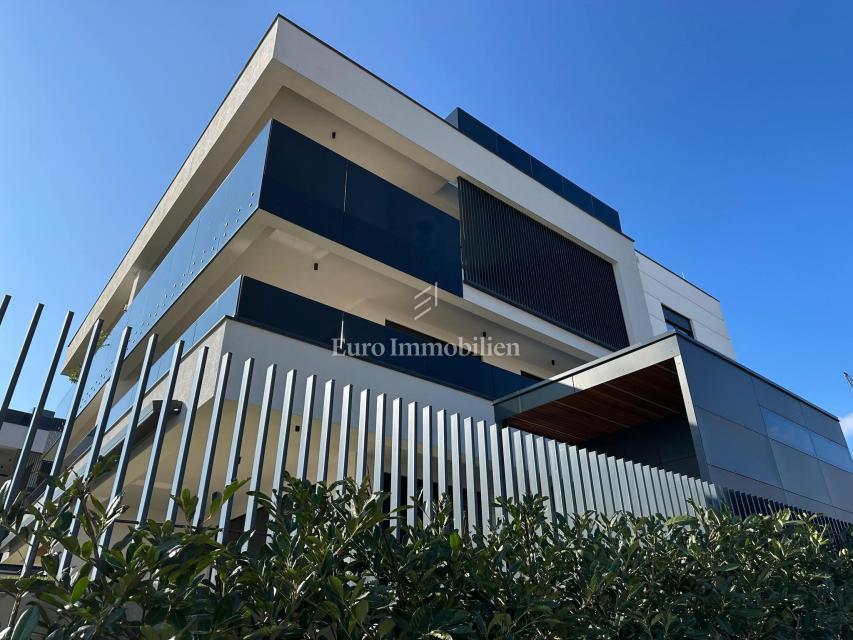 Apartma z bazenom in strešno teraso, novogradnja, otok Krk