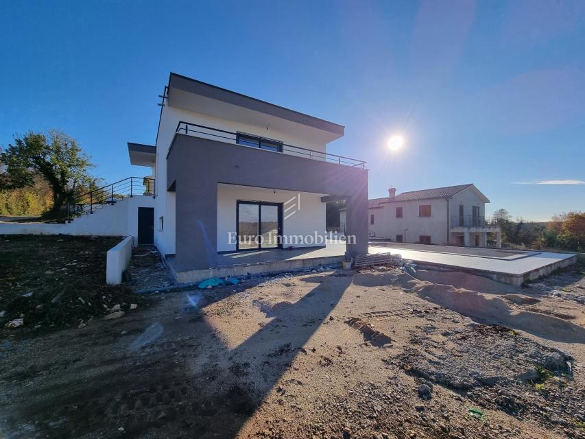 Moderna vila z bazenom v izgradnji, v okolici Labina