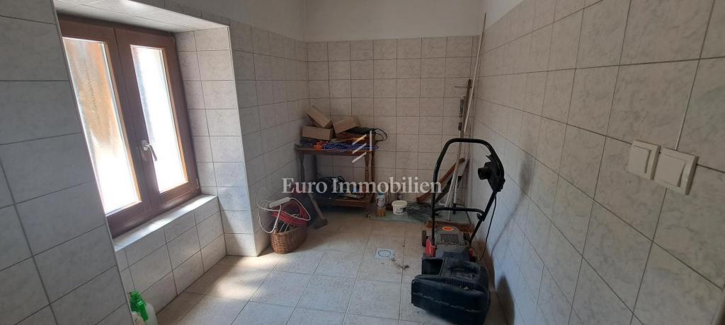 Malinska - hiša dvojček s poslovnimi prostori in apartmajem