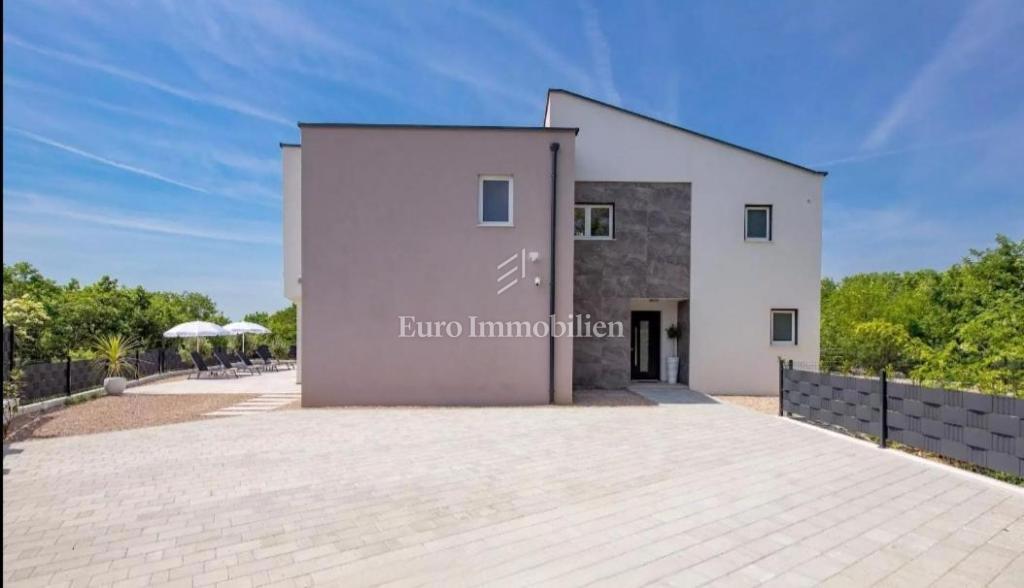 Otok Krk, okolica Vrbnika, moderna novogradnja z bazenom