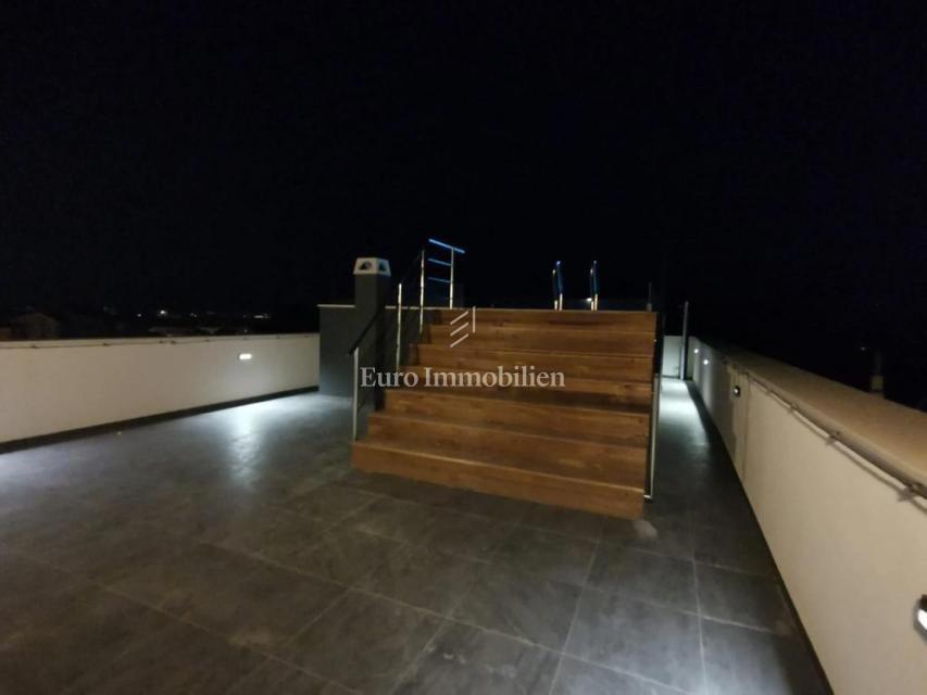 Stanovanje z bazenom in strešno teraso - Belafuža, Zadar