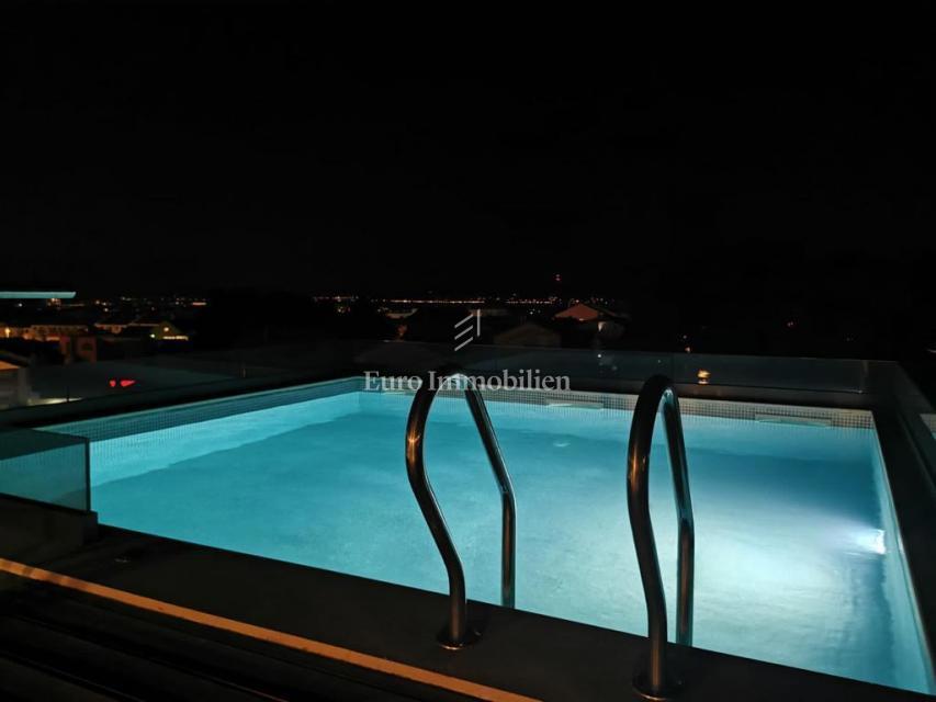 Stanovanje z bazenom in strešno teraso - Belafuža, Zadar