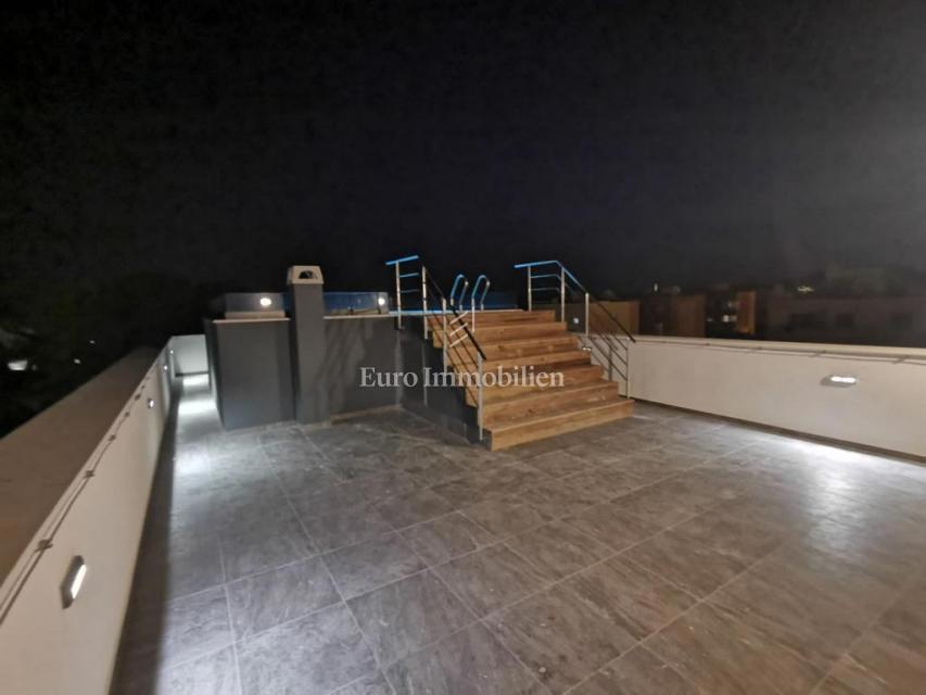 Stanovanje z bazenom in strešno teraso - Belafuža, Zadar