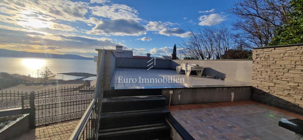 Obnovljena hiša z dvema stanovanjima in vrtom - Klenovica