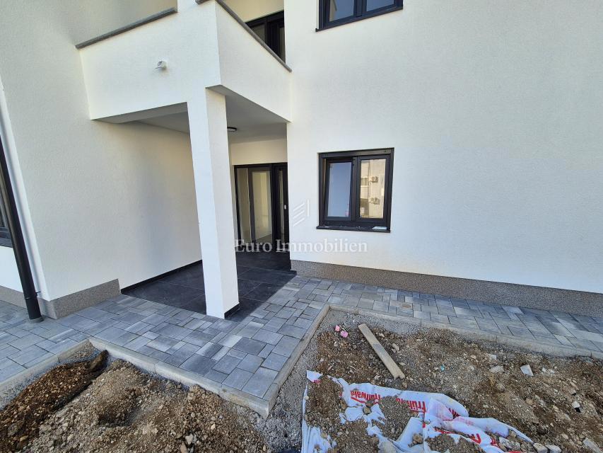 Novogradnja, apartma v pritličju - zaliv Soline 