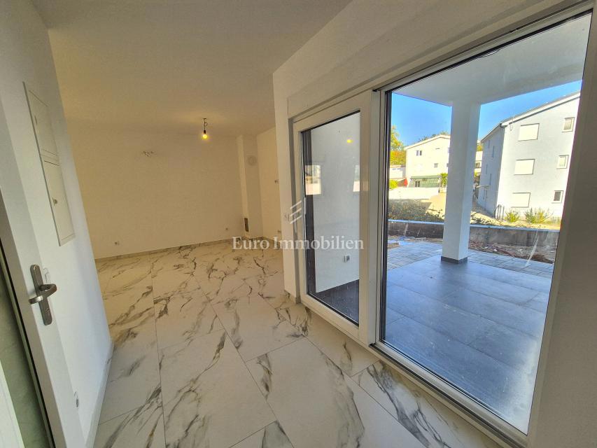 Novogradnja, apartma v pritličju - zaliv Soline 