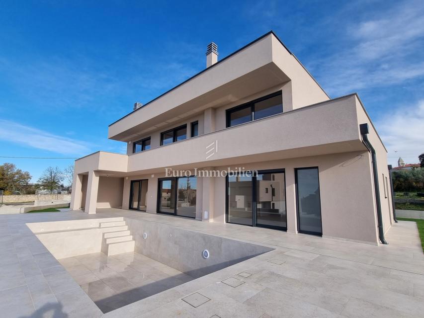 POREČ OKOLICA - moderna vila s strešno teraso, pogled na morje