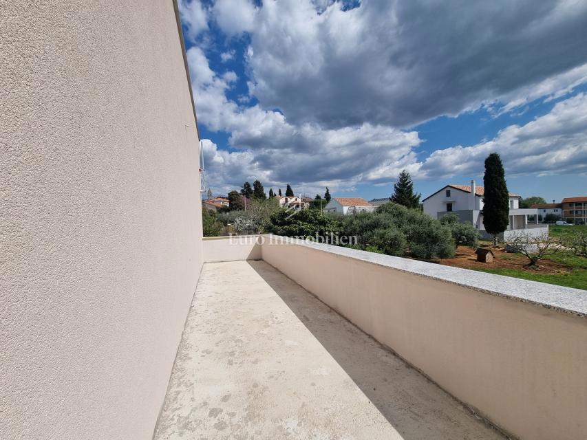 POREČ OKOLICA - moderna vila s strešno teraso, pogled na morje