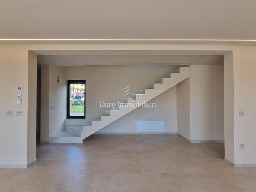 POREČ OKOLICA - moderna vila s strešno teraso, pogled na morje