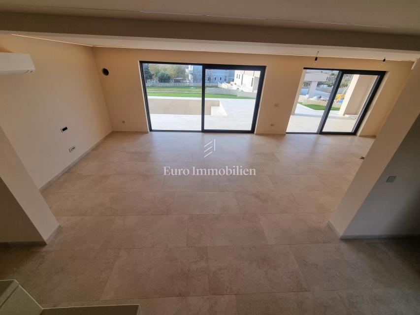 POREČ OKOLICA - moderna vila s strešno teraso, pogled na morje