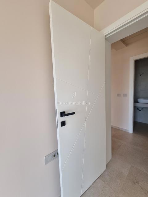 POREČ OKOLICA - moderna vila s strešno teraso, pogled na morje