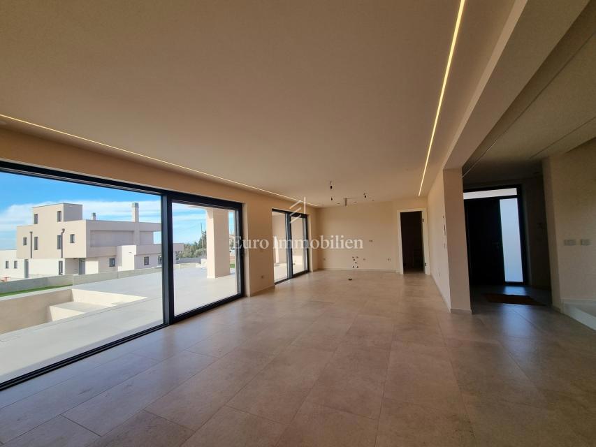 POREČ OKOLICA - moderna vila s strešno teraso, pogled na morje