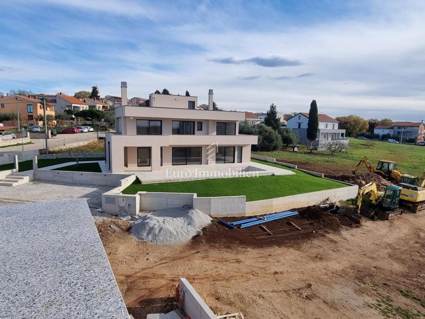 POREČ OKOLICA - moderna vila s strešno teraso, pogled na morje