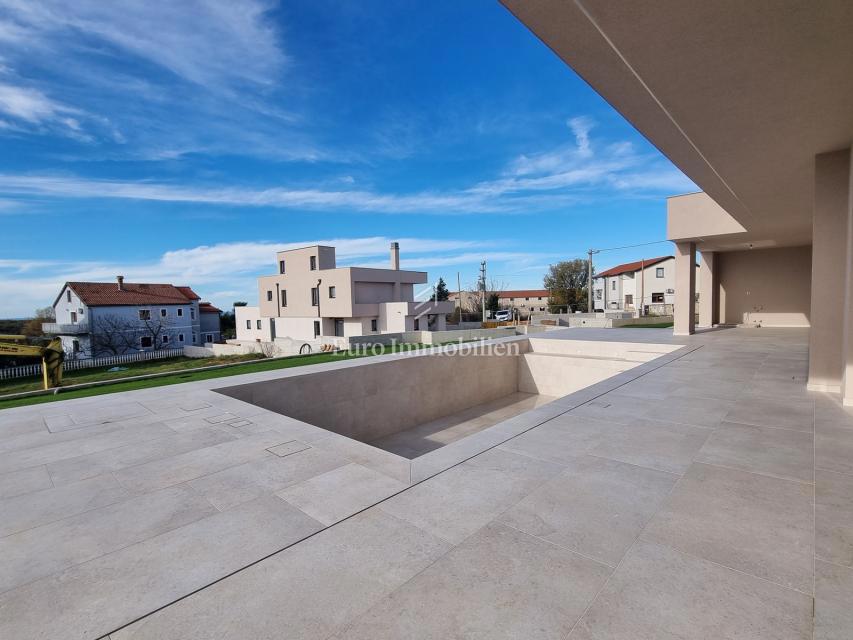 POREČ OKOLICA - moderna vila s strešno teraso, pogled na morje