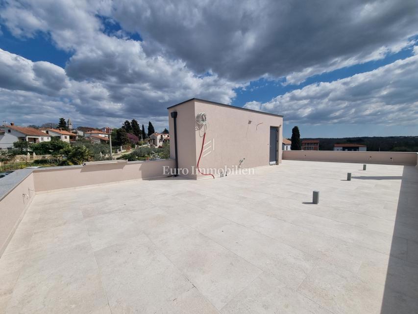 POREČ OKOLICA - moderna vila s strešno teraso, pogled na morje