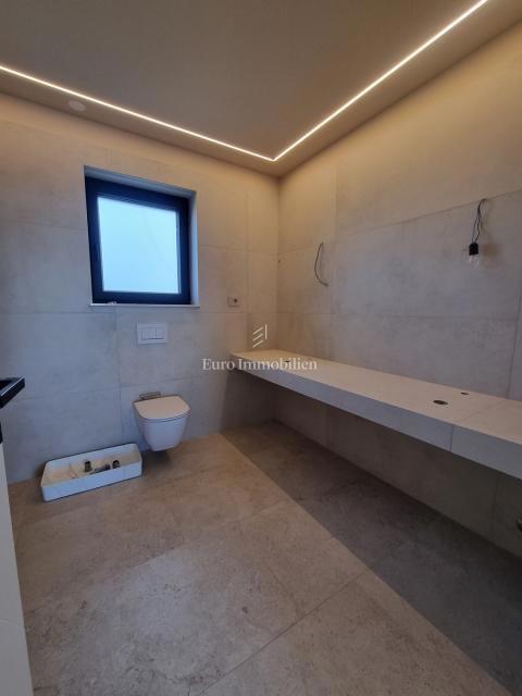 POREČ OKOLICA - moderna vila s strešno teraso, pogled na morje