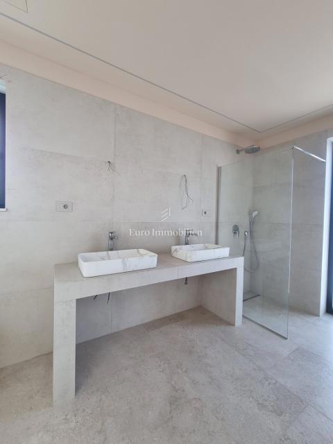 POREČ OKOLICA - moderna vila s strešno teraso, pogled na morje