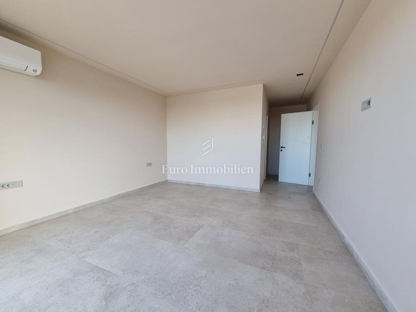 POREČ OKOLICA - moderna vila s strešno teraso, pogled na morje