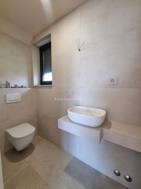 POREČ OKOLICA - moderna vila s strešno teraso, pogled na morje